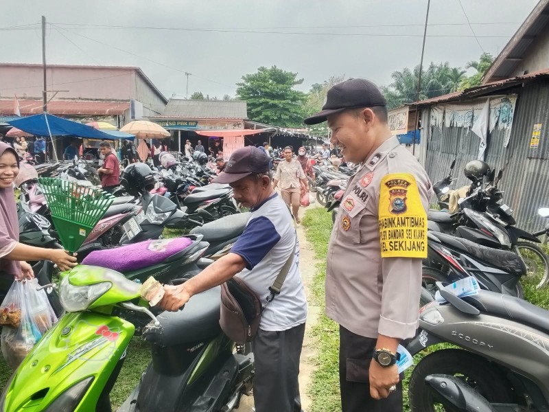 CEGAH CURANMOR, BHABINKAMTIBMAS KELURAHAN SEKIJANG AIPTU ZUL FADLI KOTO SAMBANGI JURU PARKIR DAN PENGUNJUNG PASAR