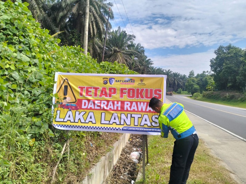 Polsek Bandar Sei Kijang Pasang Spanduk Keselamatan di Jalan Lintas Timur, Imbau Pengendara Tertib Berlalu Lintas