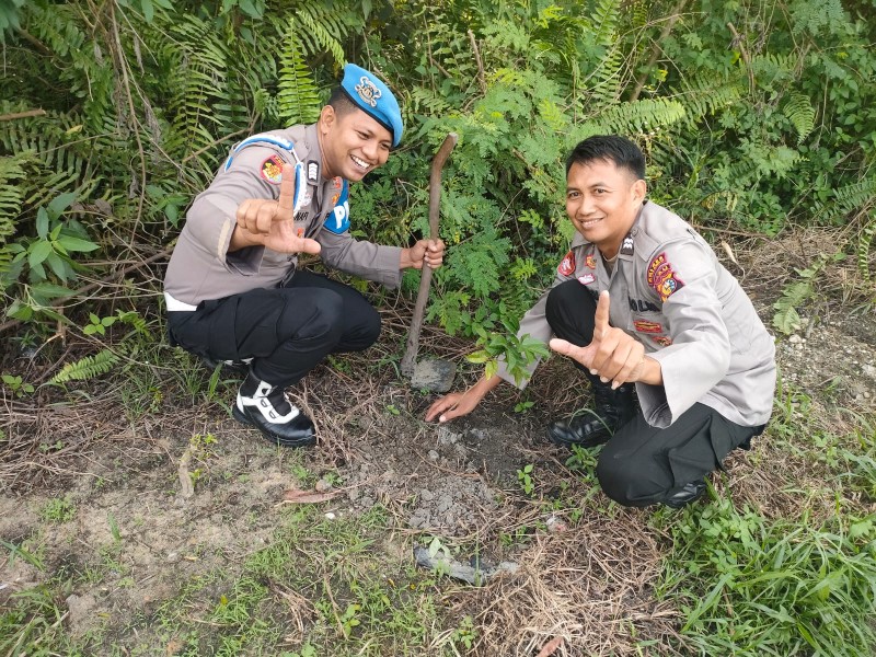 Polsek Bandar Sei Kijang Kembali Tanam Pohon Lengkeng Dukung Program Kelestarian Alam Kapolda Riau