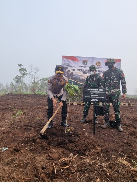 Perkuat Kerja Sama Militer, Pangdam XIX/Tuanku Tambusai dan Delegasi Singapore Army Tinjau Kesiapan Karhutla