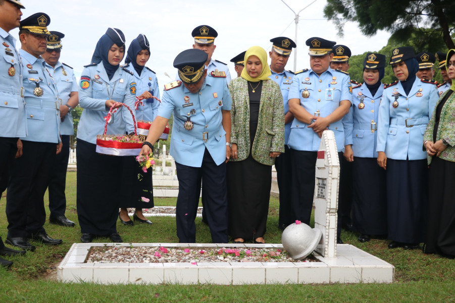 Peringati Hari Bakti Permasyarakatan Ke - 59, Kanwil Kemenkumham Riau Ziarah Dan Tabur Bunga Di TMP Kusuma Dharma