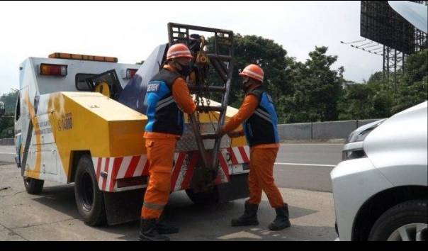 Viral, Derek Liar Paksa Pengemudi Truk di Gerbang Tol Halim