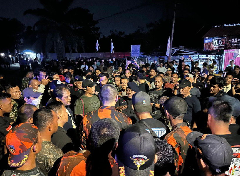 Ratusan Anak Buah Yapto dan Hercules Bentrok, Dansat Brimob Polda Riau Gerak Cepat Turun ke TKP Berikan Perdamaian