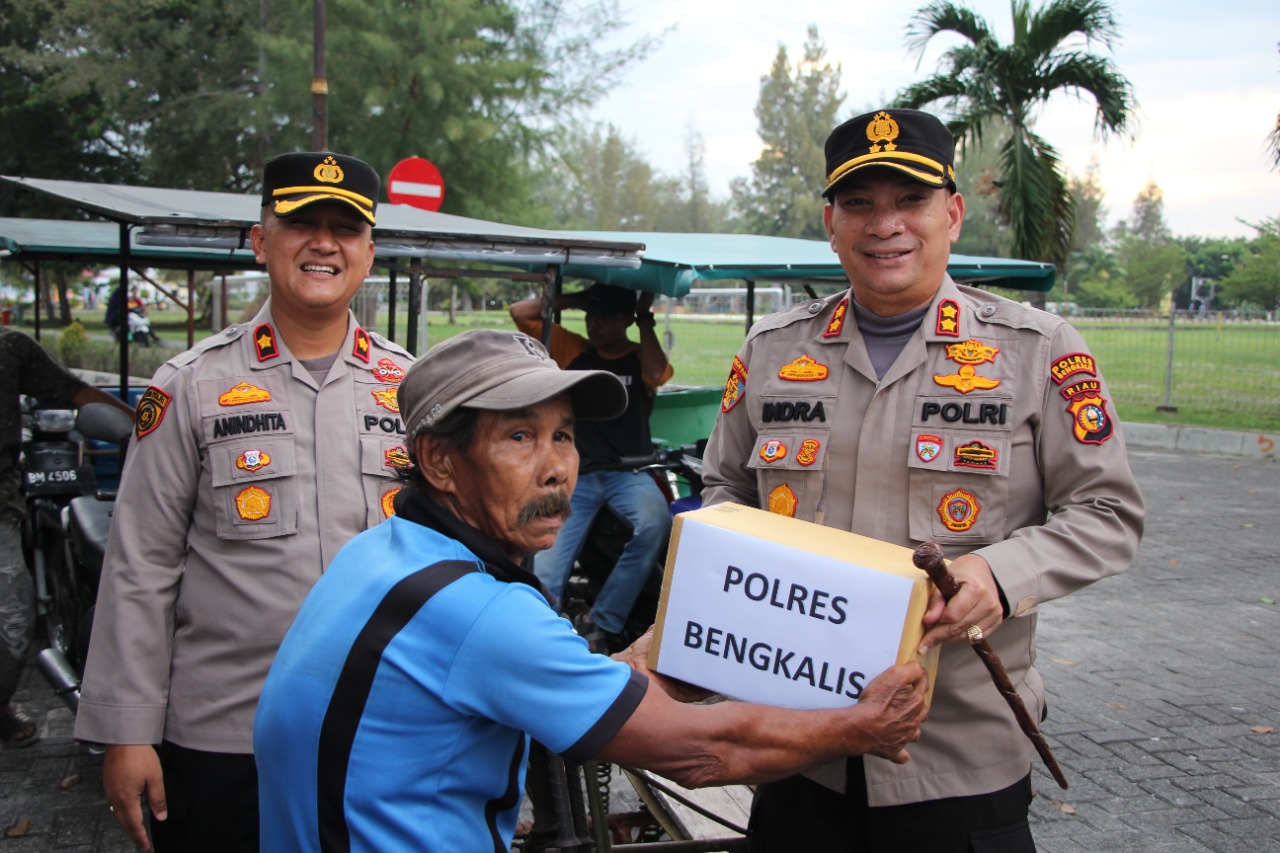 Sesuai Arahan Kapolda Riau, Polres Bengkalis Bagikan 2500 Paket Sembako Kepada Masyarkat
