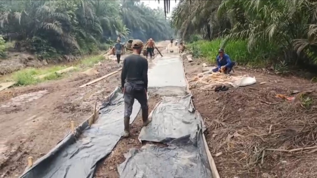 Bersama TNI, Warga Bergotong Royong Wujudkan Akses Jalan Mulus Lewat Semenisasi TMMD Ke-130 Kodim 0314/Inhil