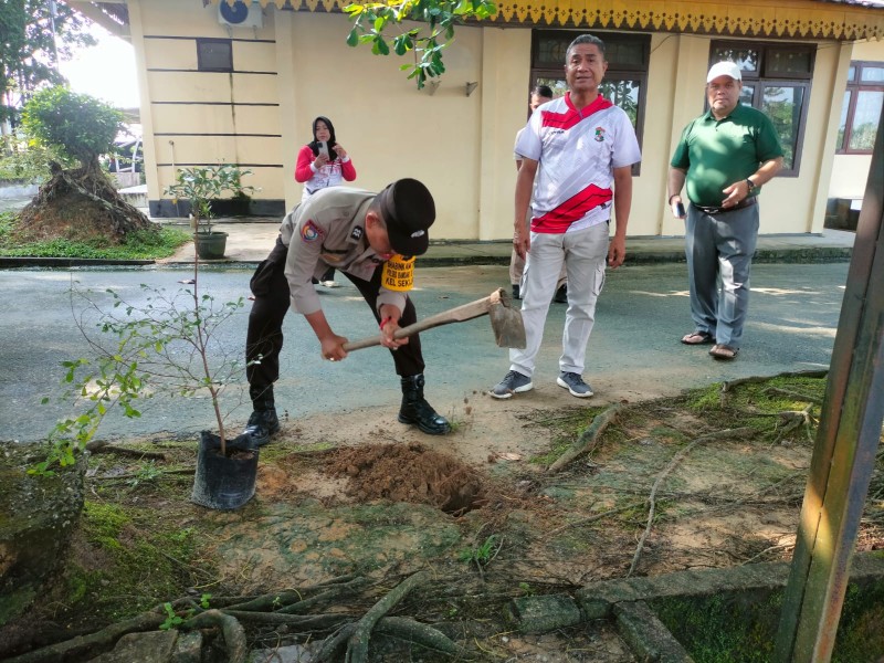 Polsek Bandar Sei Kijang Tanam Bibit Pohon Dukung Program Hijau Kapolda Riau