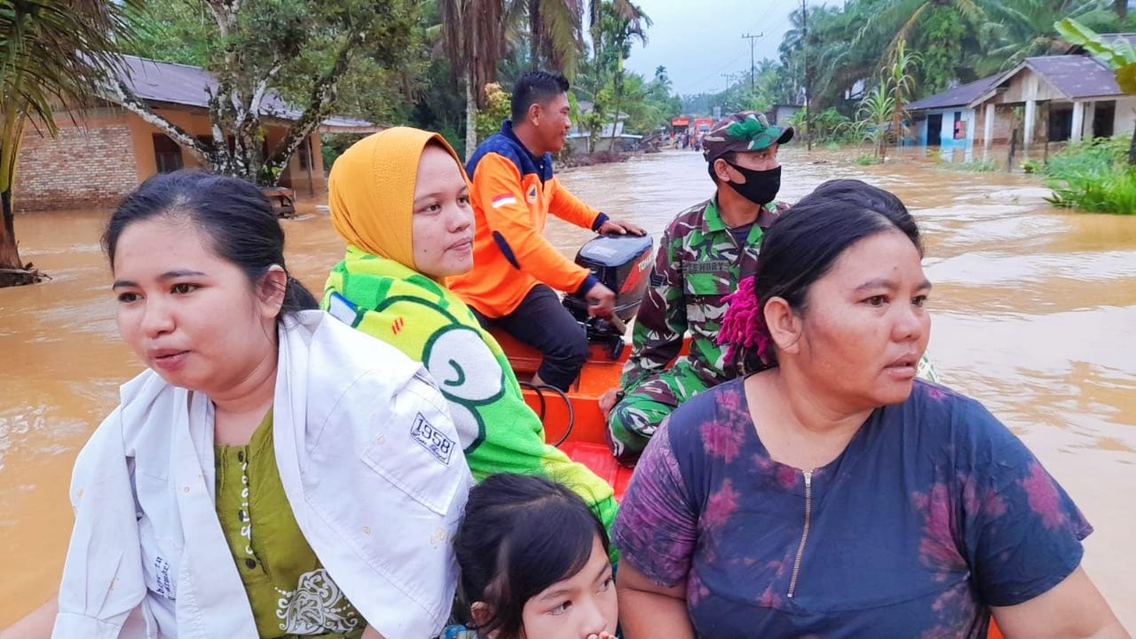 Polri Dan TNi Bersama Tim Tanggap Bencana Banjir Rohul Lakukan Evakuasi Warga Korban Banjir