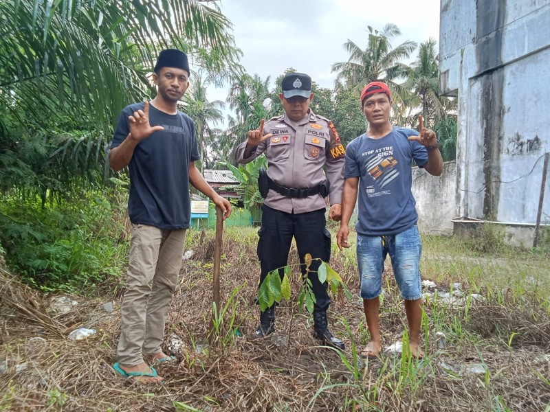 Polsek Bandar Sei Kijang Tanam Pohon Manggis di Jalan Pasar Sekijang, Dukung Program Kelestarian Alam Kapolda Riau