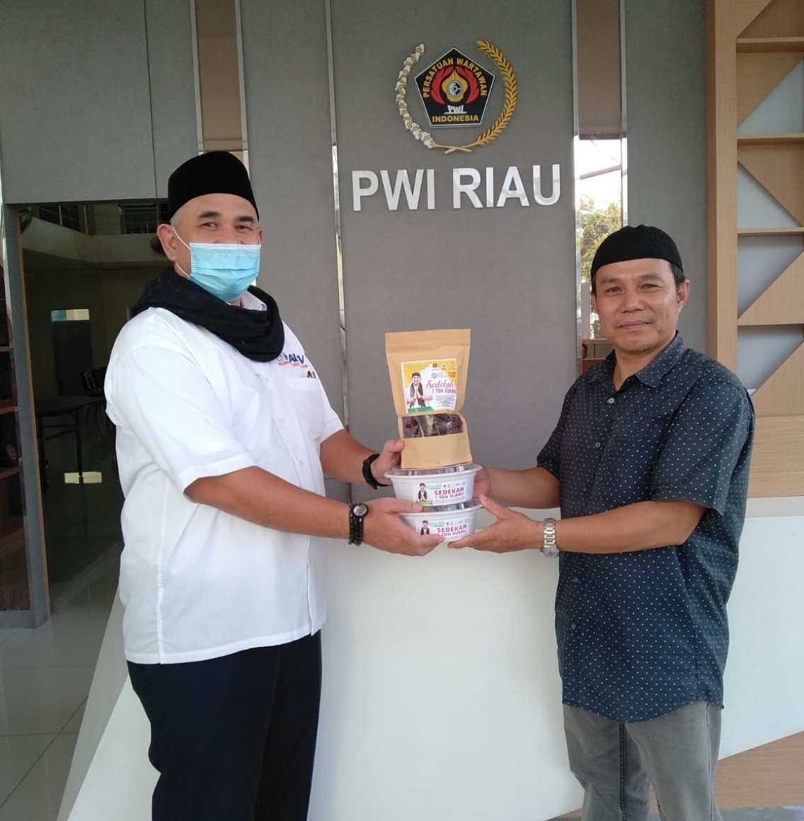 PWI Riau Peduli Mulai Distribusikan 1 Ton Kurma untuk Masjid dan Mushalla