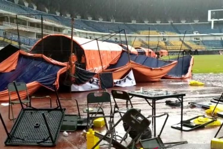 Tenda Vaksinasi Massal di Stadion GBLA  Bandung Roboh Akibat Hujan dan Angin Kencang