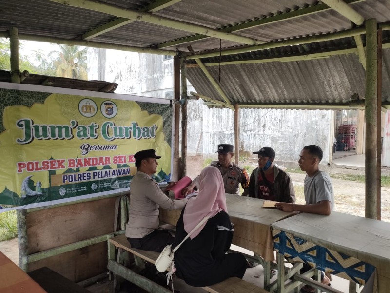 Polsek Bandar Sei Kijang Laksanakan Jumat Curhat, di Warung Singgah Jalin Keakraban dengan Masyarakat
