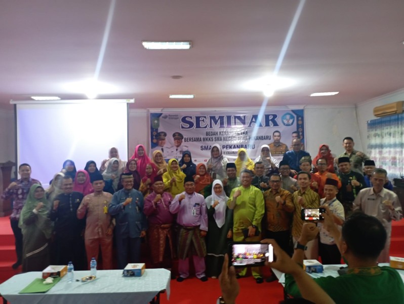 Kabid SMA Riau Dr. Nasrol Akmal Buka Seminar Bedah Kerangka TKA Bersama MKKS SMA Pekanbaru