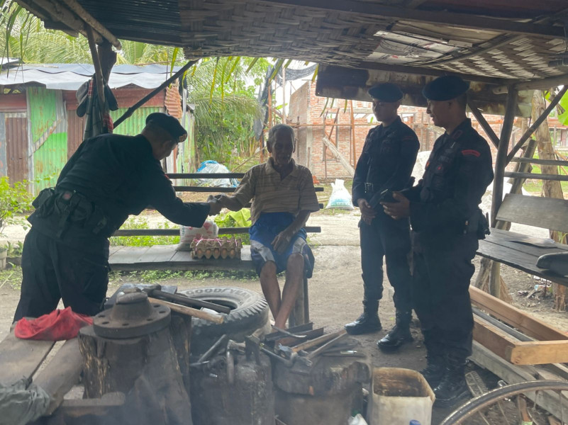 Kunjungi Warga Kurang Mampu, Anggota Batalyon B Satbrimob Polda Riau Berikan Bantuan