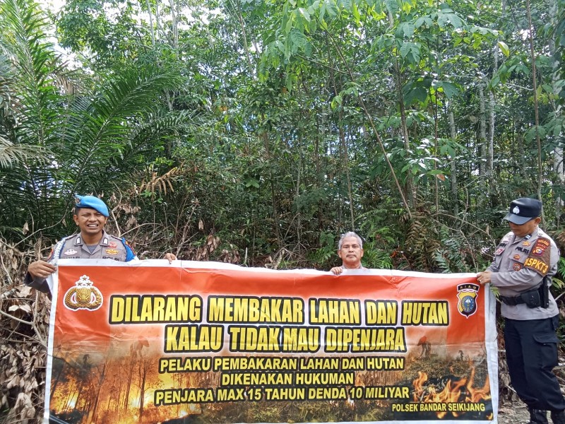 Patroli Karhutla! Kapolsek Bandar Sei Kijang Imbau Masyarakat Untuk Tidak Membakar Lahan dan Hutan