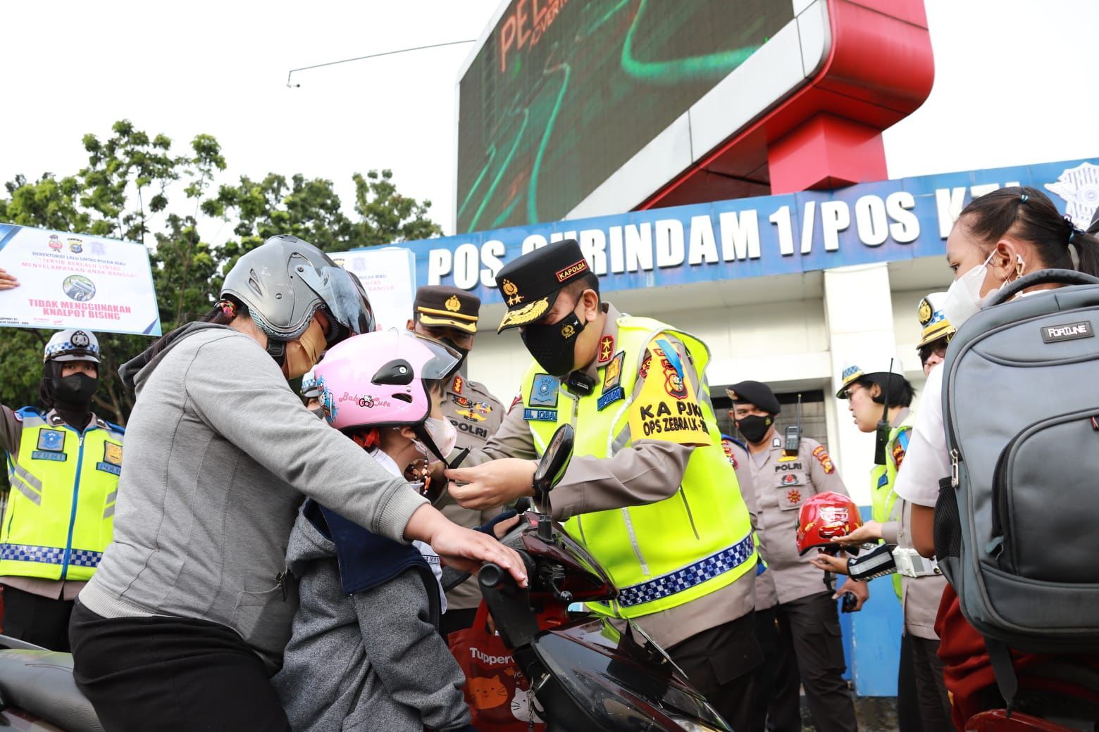 Turun Langsung Bagikan Helm ke Pengendara, Kapolda Riau Irjen Iqbal : Untuk Keselamatan, Sayangi Anak Anak