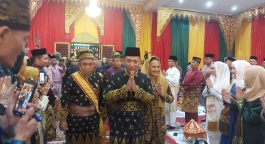 Anugerah Adat Ingatan Budi : Kapolri Terima Gelar Kehormatan