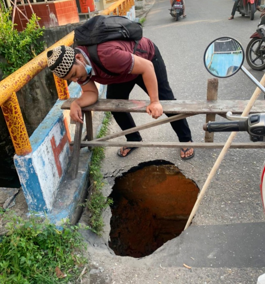 Amblasnya Ruas Jalan Tanjung Karang Ancam Nyawa, Warga Minta Pemko Bertindak Cepat