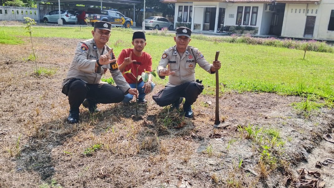 Polsek Bandar Sei Kijang Tanam Pohon Manggis Dukung Program Kelestarian Alam Kapolda Riau