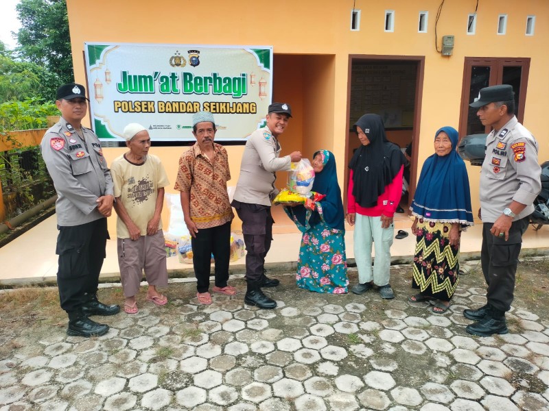 Polsek Bandar Sei Kijang Gelar Jumat Berbagi, Salurkan 10 Paket Sembako di Desa Lubuk Ogong