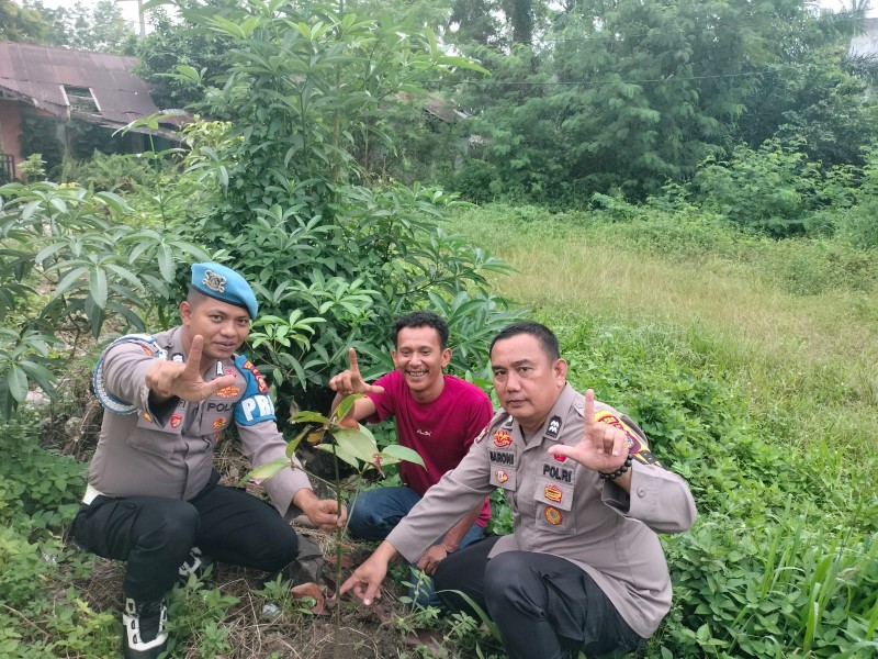 Polsek Bandar Sei Kijang Tanam Bibit Manggis Dukung Program Kelestarian Alam Kapolda Riau