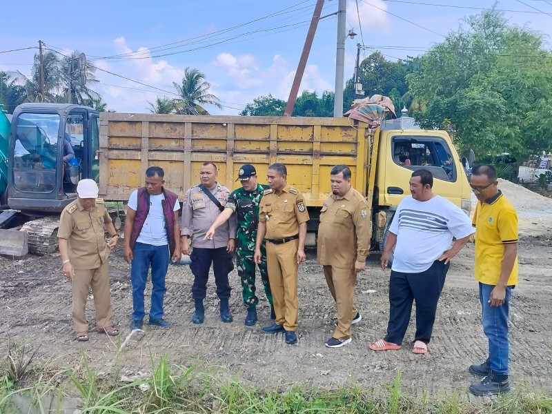 *Polsek Bandar Sei Kijang Gotong Royong Bersama Camat dan Masyarakat Desa Simpang Beringin*
