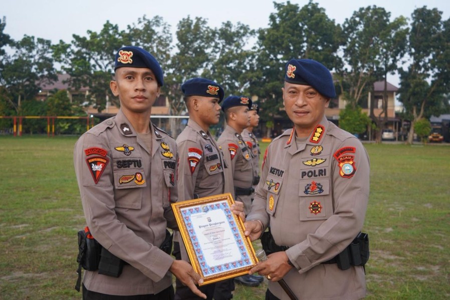 Dansat Brimob Polda Riau Berikan Penghargaan kepada Personel Berprestasi
