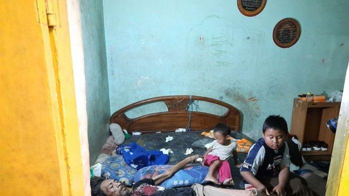 Kisah 2 Bocah Rawat ayahnya Yang Lumpuh, Sang Ibu Meninggal Kecelakaan