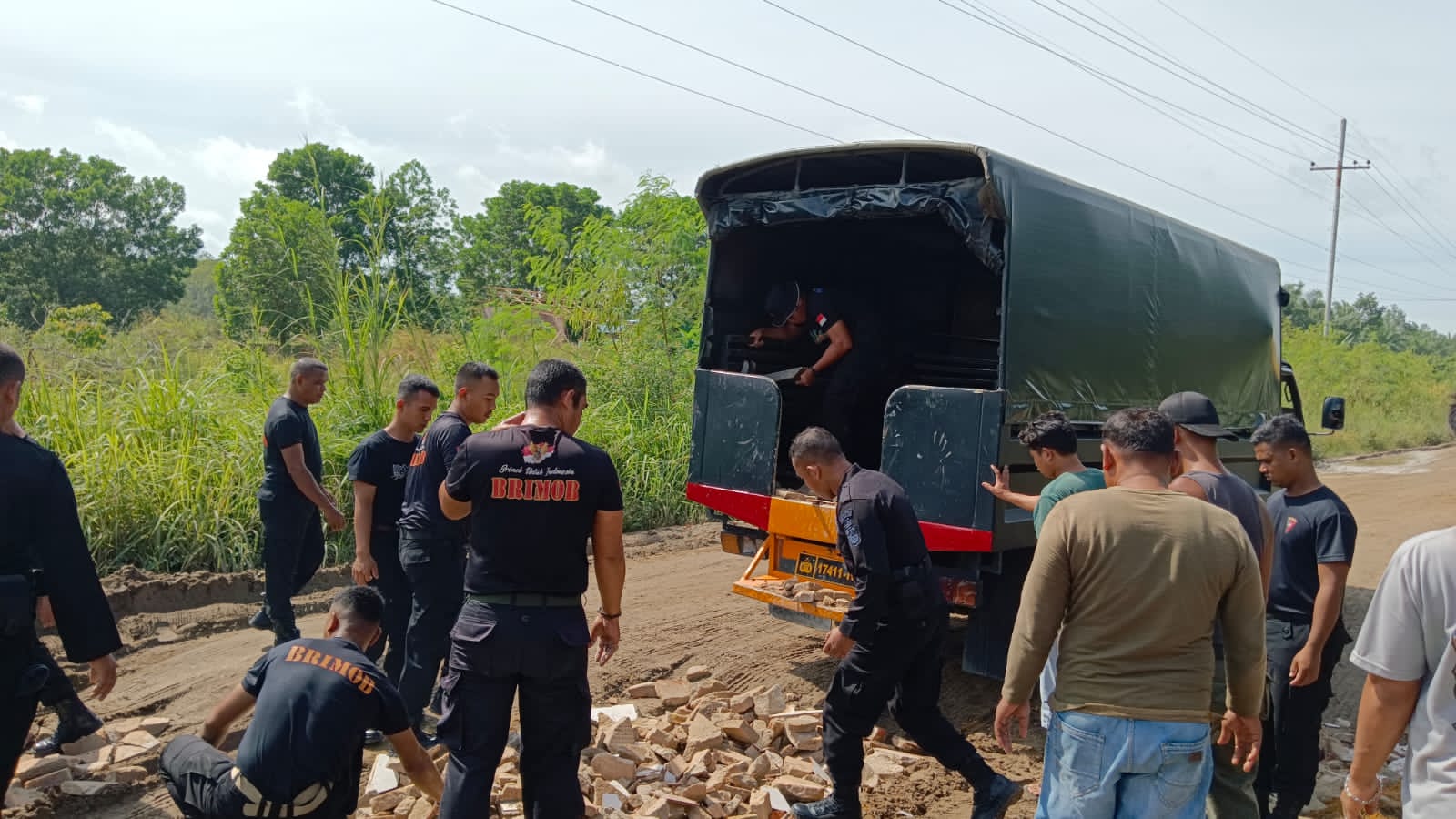 Sat Brimob Polda Riau Perbaiki Jalan Di Rohil