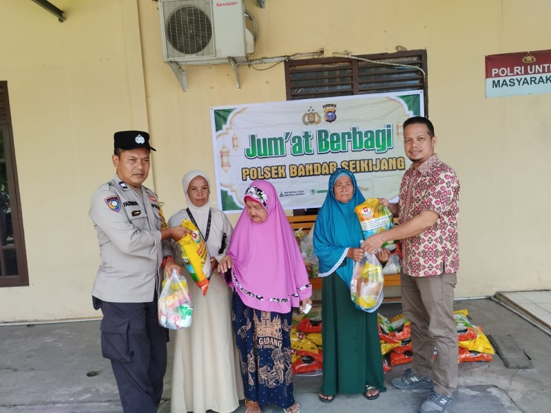 Polsek Bandar Sei Kijang Gelar Jumat Berbagi, Salurkan 30 Paket Sembako untuk Warga Kurang Mampu