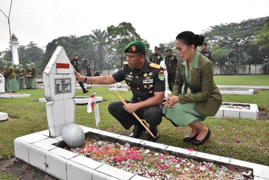 Danrem 031/WB Brigjen TNI Dr. Agustatius Sitepu, S.Sos.,M.Si.,M.Han Ziarah ke Makam Tokoh pembangunan Riau dan Tokoh Pengibar Bendera Pertama
