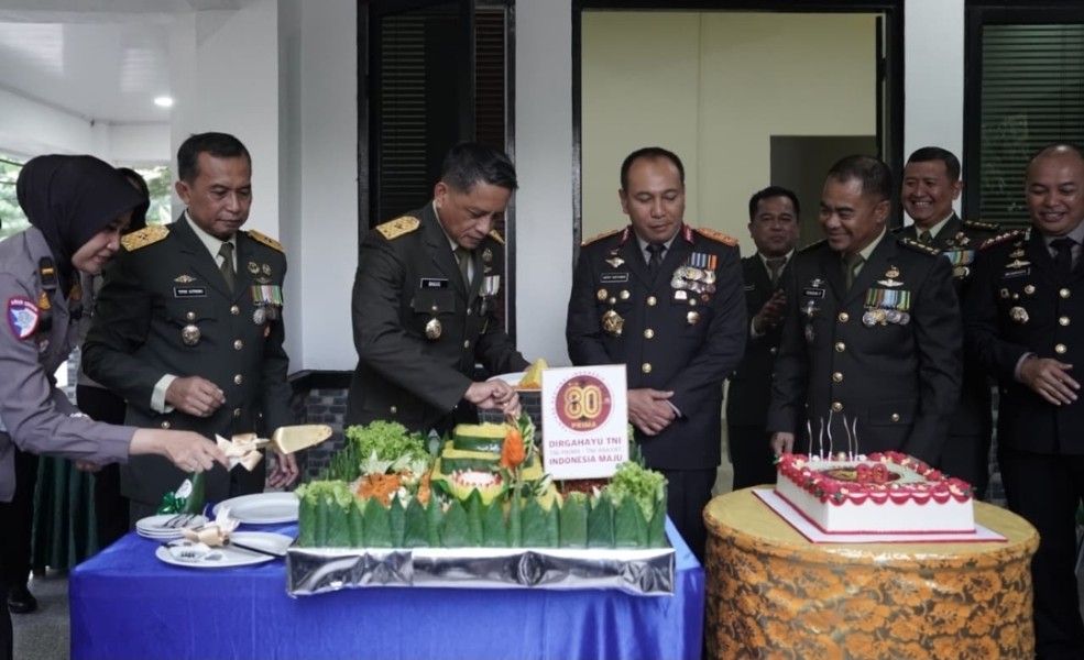 Kejutan Ulang Tahun TNI Ke-80,Kediaman Kasdam XIX/Tuanku Tambusai di Sambangi Kapolda Riau