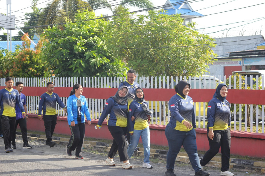 Tingkatkan Kebugaran dan Keakraban Antar Petugas, Lapas Pekanbaru Gelar Jalan Santai Sekitar Lingkungan Lapas