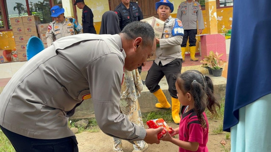Di Tengah Bencana, Brimob Riau Bawa Harapan : Sembako dan Air Bersih untuk Warga Terdampak Bencana