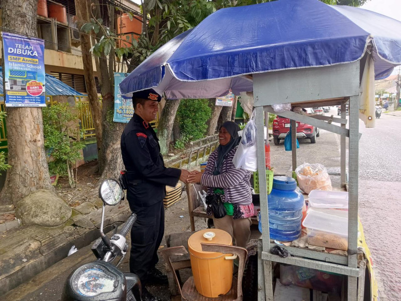 Hampiri warga, personel Detasemen Gegana sampaikan pesan - pesan Pilkada 2024 damai dan kondusif
