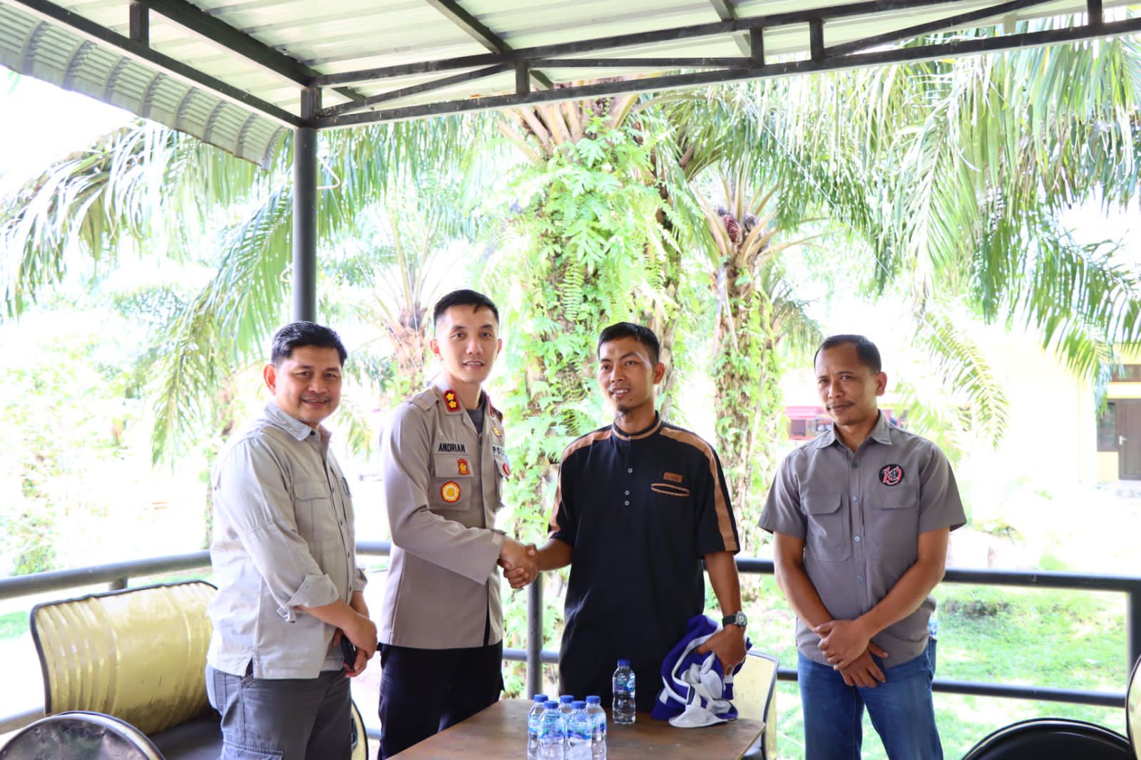 Berikan Bantuan Tali Asih Kapolres Rohil Kunjungi Ex Narapidana Terorisme Di Cafe Tamers