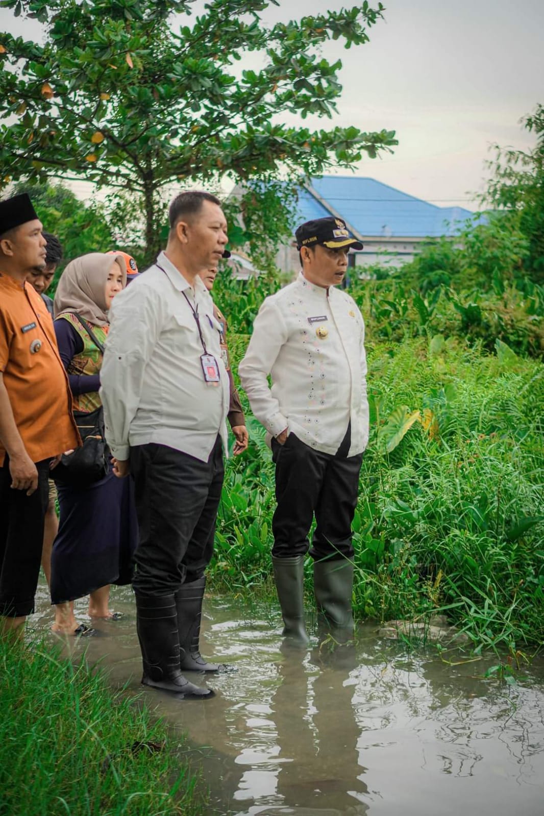 Dengar Keluhan Masyarakat, PJ Walikota Pekanbaru Muflihun Dan PJ Sekda Indra Pomi Turun Langsung Cek Lokasi Rawan Banjir Disaat Hujan Turun