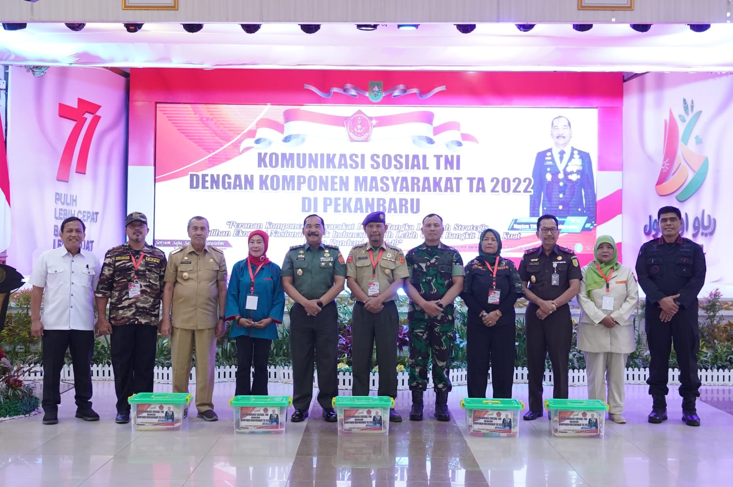 Danrem 031/WB Dampingi Aster Panglima TNI dalam Acara Pembukaan Kegiatan Komunikasi Sosial TNI dengan Masyarakat TA.2022 di Pekanbaru