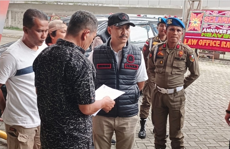 Satpol PP Pekanbaru Segel Heaven Two Resto dan KTV