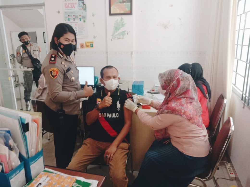 Kapolsek Pekanbaru Kota Kompol Josina Sukseskan Vaksinasi , Hari Libur Tetap Layani Masyarakat Vaksin