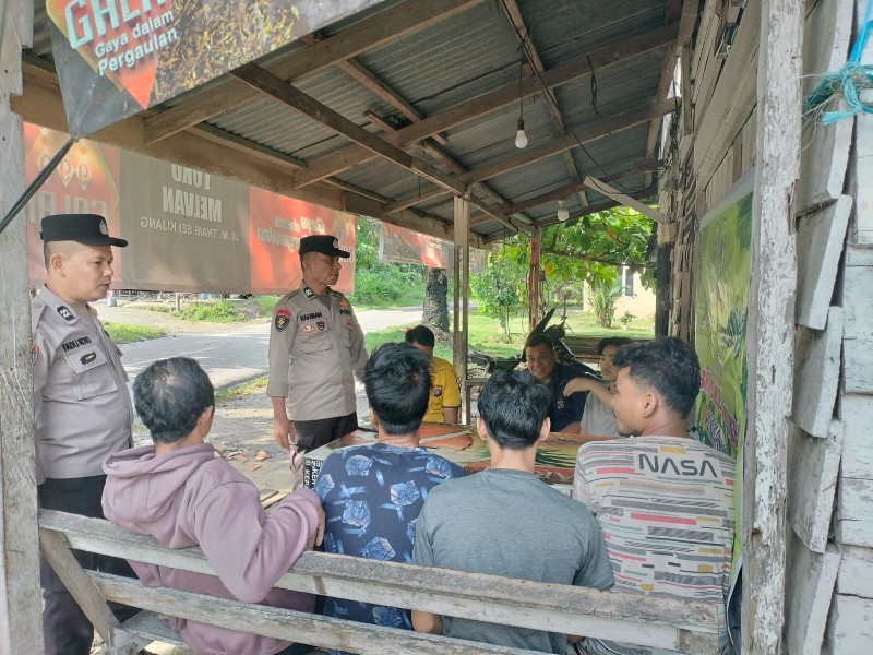 Bhabinkamtibmas Desa Muda Setia Sambang Warga, Ajak Jaga Kamtibmas dan Bijak Bermedsos