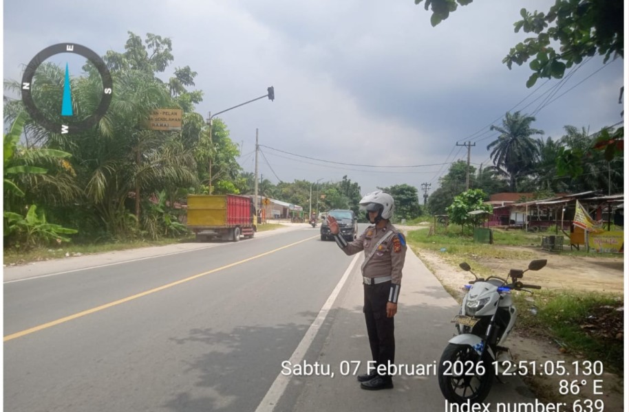 Polsek Bandar Sei Kijang Laksanakan Patroli dan Pengaturan Arus Lalu Lintas di Jalan Raya