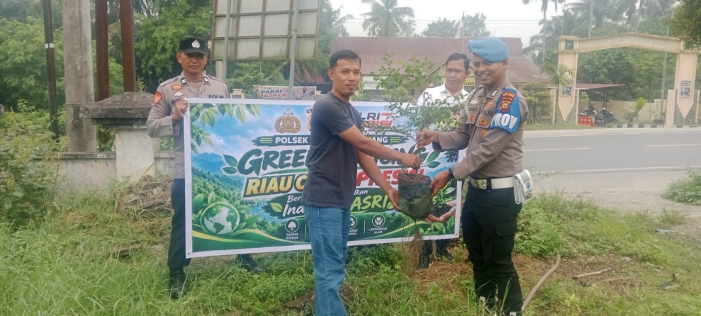Dukung Program Kapolda Riau, Polsek Bandar Sei Kijang Tanam 15 Bibit Pohon Ketapang di Pasar Sekijang