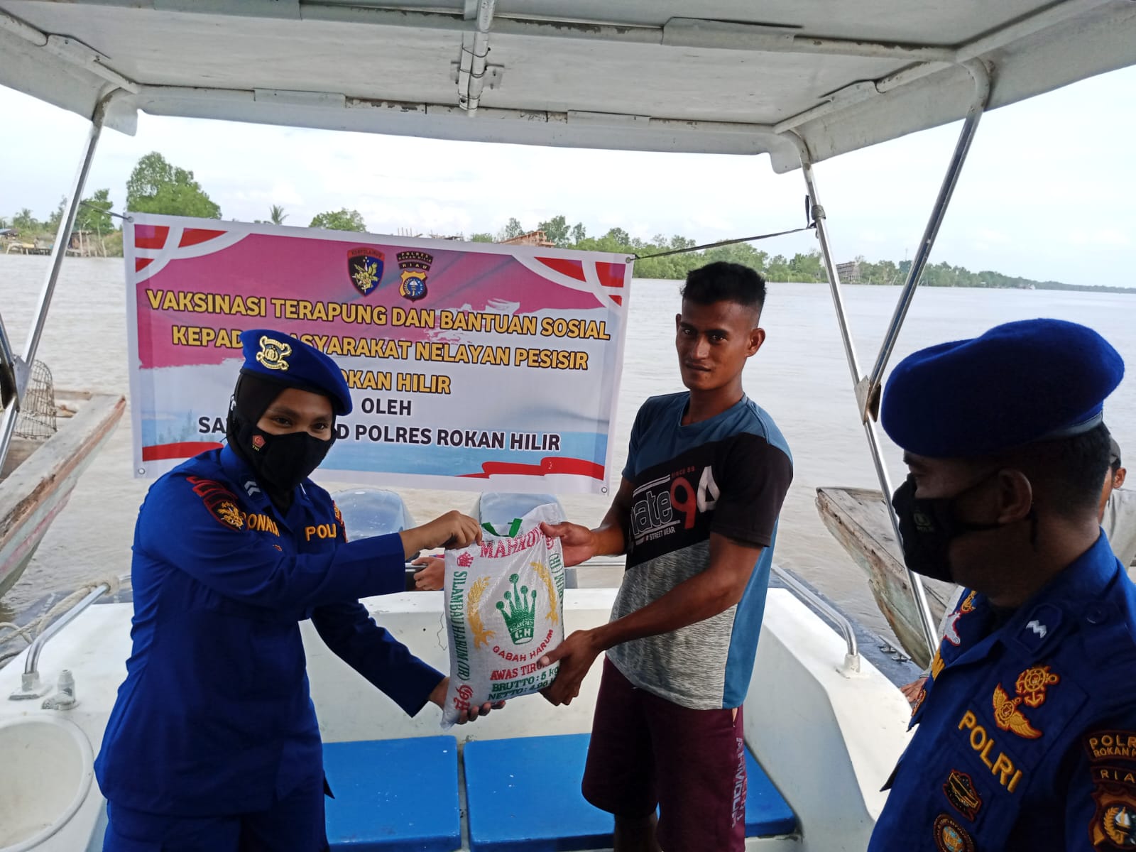Polairud Polres Rohil Berikan Bansos Kepada Nelayan Pesisir Yang Terdampak Penyesuaian Harga BBM