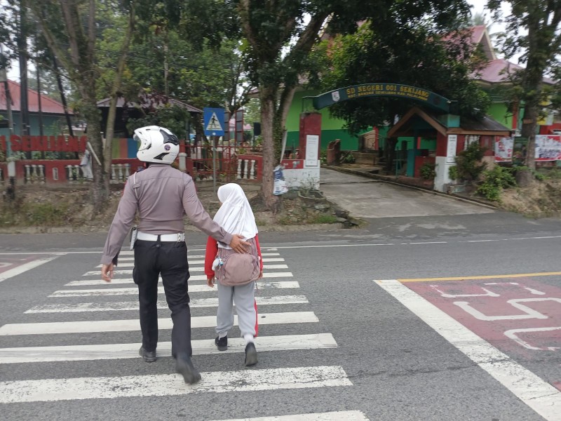 Unit Lantas Polsek Bandar Sei Kijang Laksanakan Pengaturan Arus Lalu Lintas Pagi di SDN 001