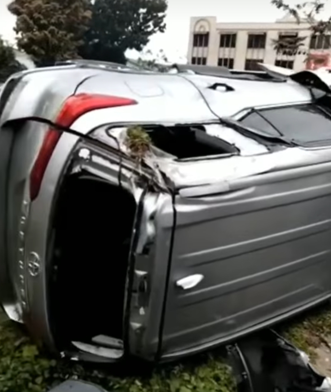 Hindari Pohon Tumbang, Fortuner Terguling Usai Pengemudi Banting Setir