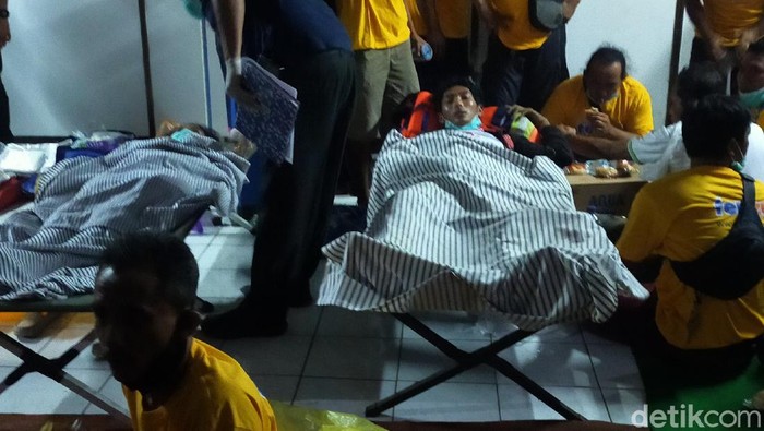 KMP Yunicee Tenggelam, 7 Korban Dibawa ke RSUD Blambangan Akibat Patah Tulang dan Sesak Nafas