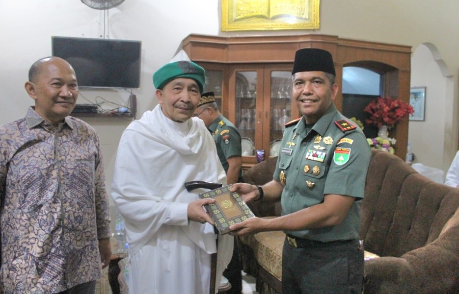 Hangat dan Penuh Makna, Danrem 031/WB Sambangi Tuan Guru H.M. Syafri Sinulingga