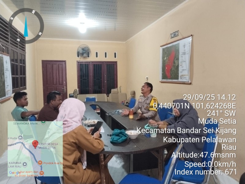 Bhabinkamtibmas Desa Muda Setia Laksanakan Sambang Staf Kantor Desa, Perkuat Kepercayaan Masyarakat