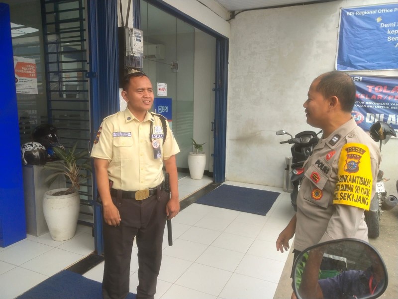 Bhabinkamtibmas Polsek Bandar Sei Kijang Laksanakan Kegiatan Sambang Security Bank BRI Sekijang