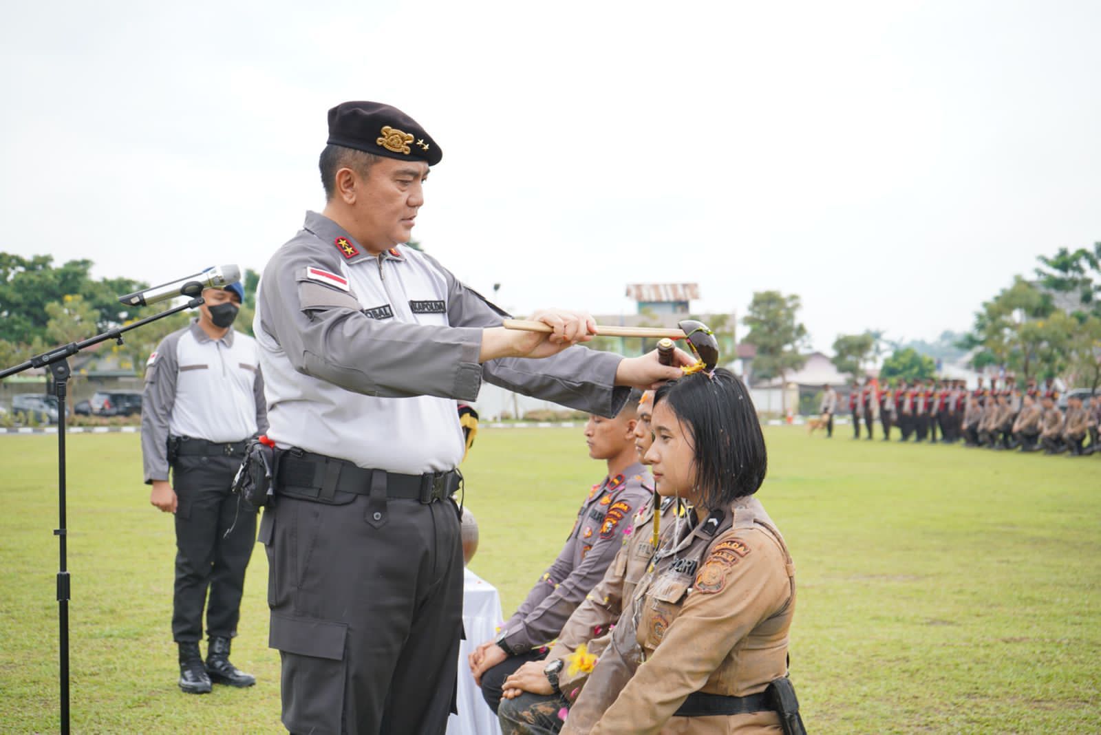 Sematkan Baret Perwira dan Bintara Remaja Ditsamapta, Kapolda Pesan Harus Jadi Polisi Sabar